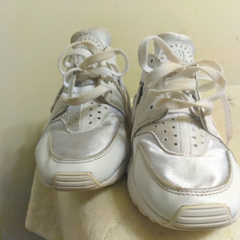 Big Kids NIKE HUARACHE White Sneakers Size 7